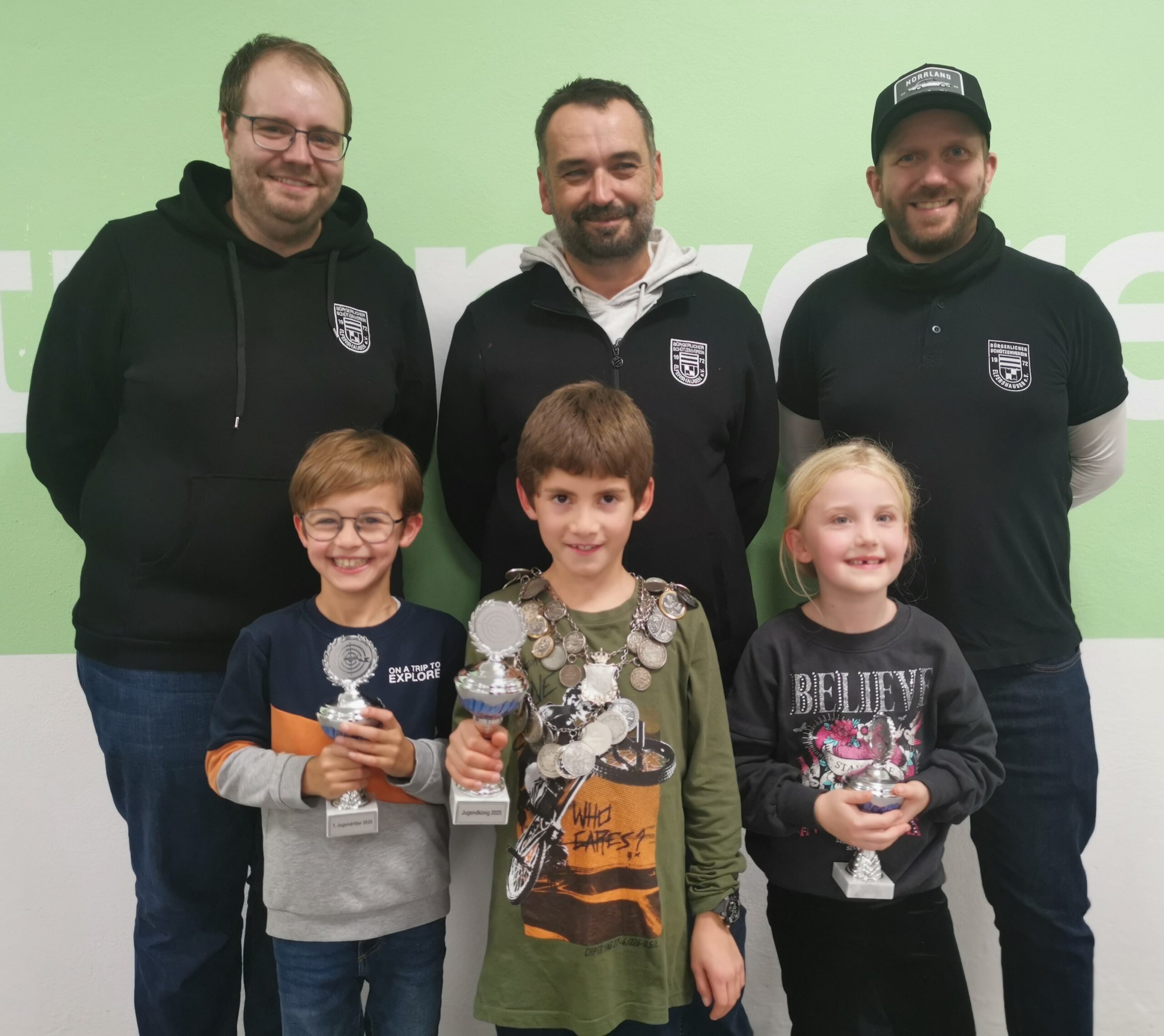 Gruppenfoto vom Jugendkönig 2025 mit Jugendrittern und Vereinsverantwortlichen.