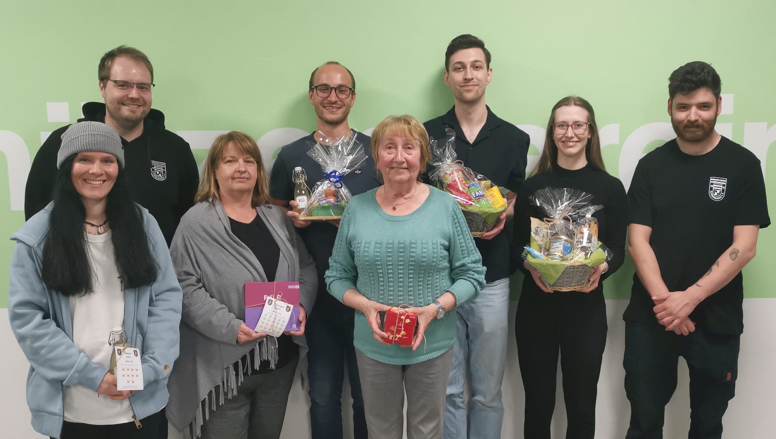 Gruppenbild der Siegerinnen und Sieger des Osterschießens 2025.