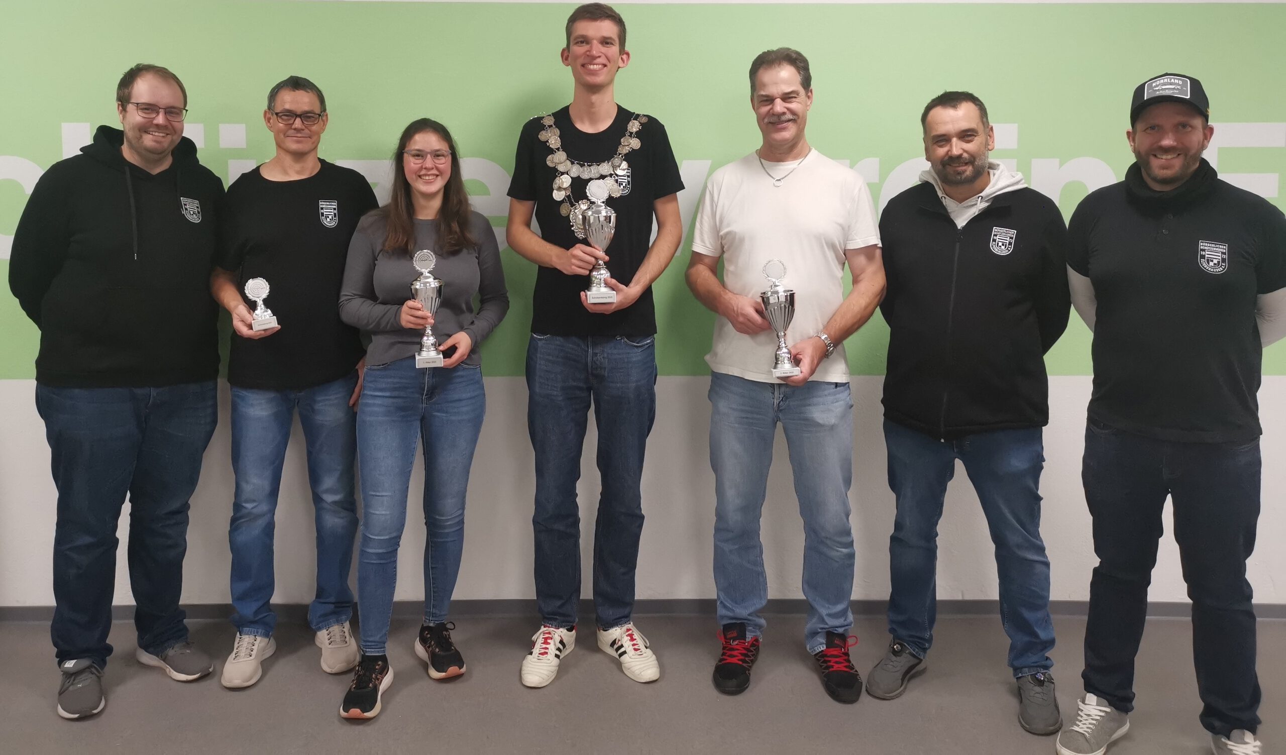 Gruppenfoto vom Schützenkönig 2025 mit Hofstaat und Vereinsverantwortlichen.